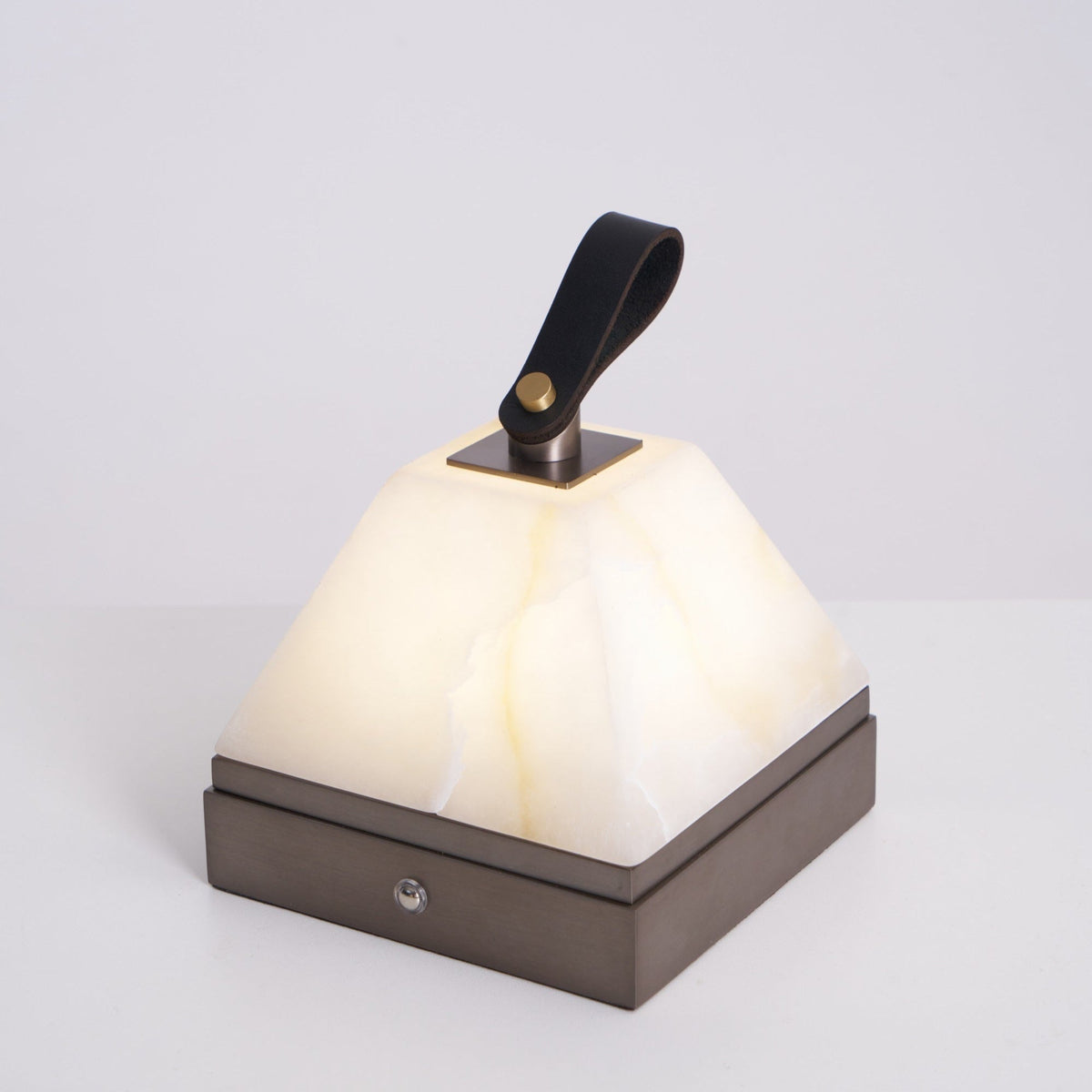 Candeeiro de mesa Pyramidale em alabastro com pega de couro