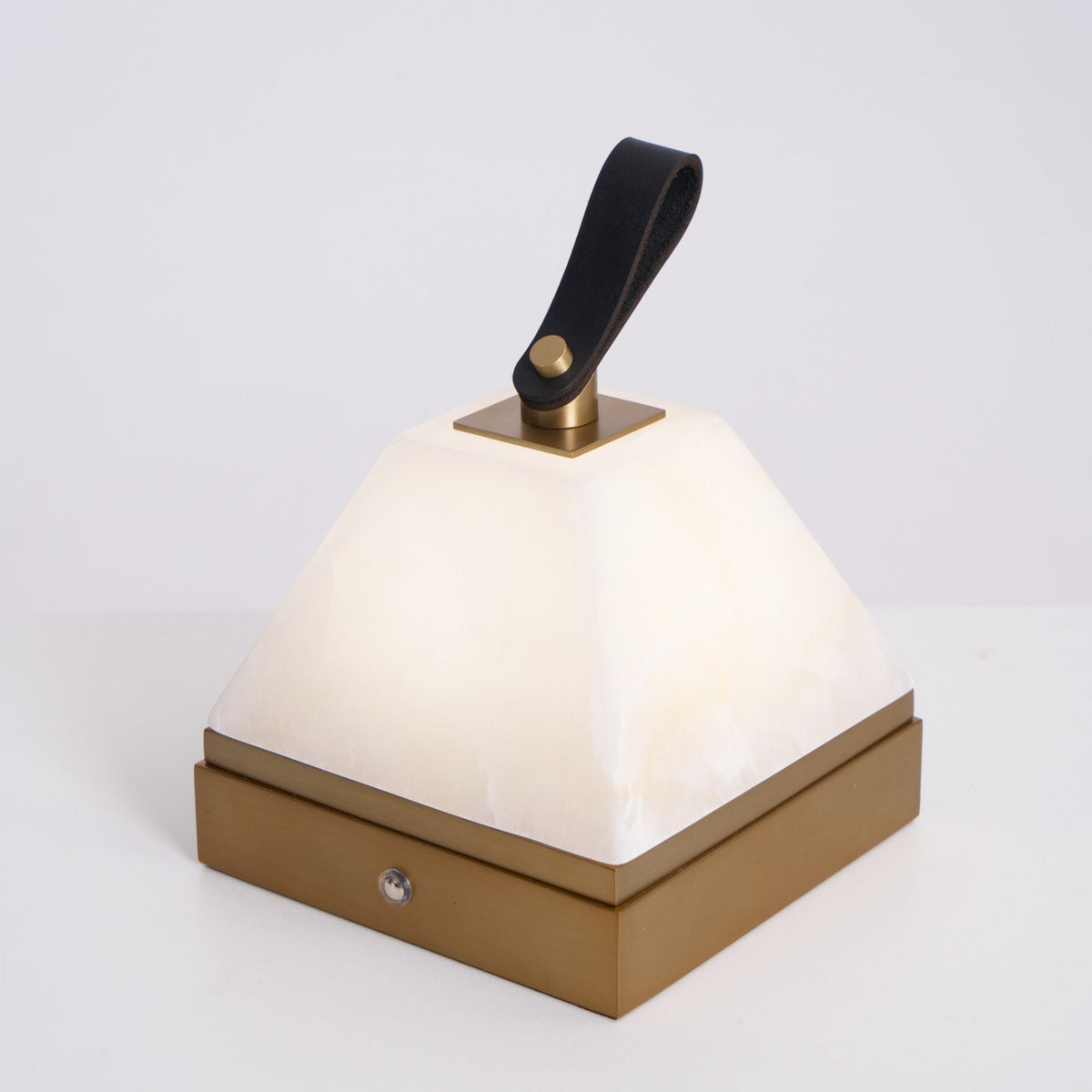 Candeeiro de mesa Pyramidale em alabastro com pega de couro