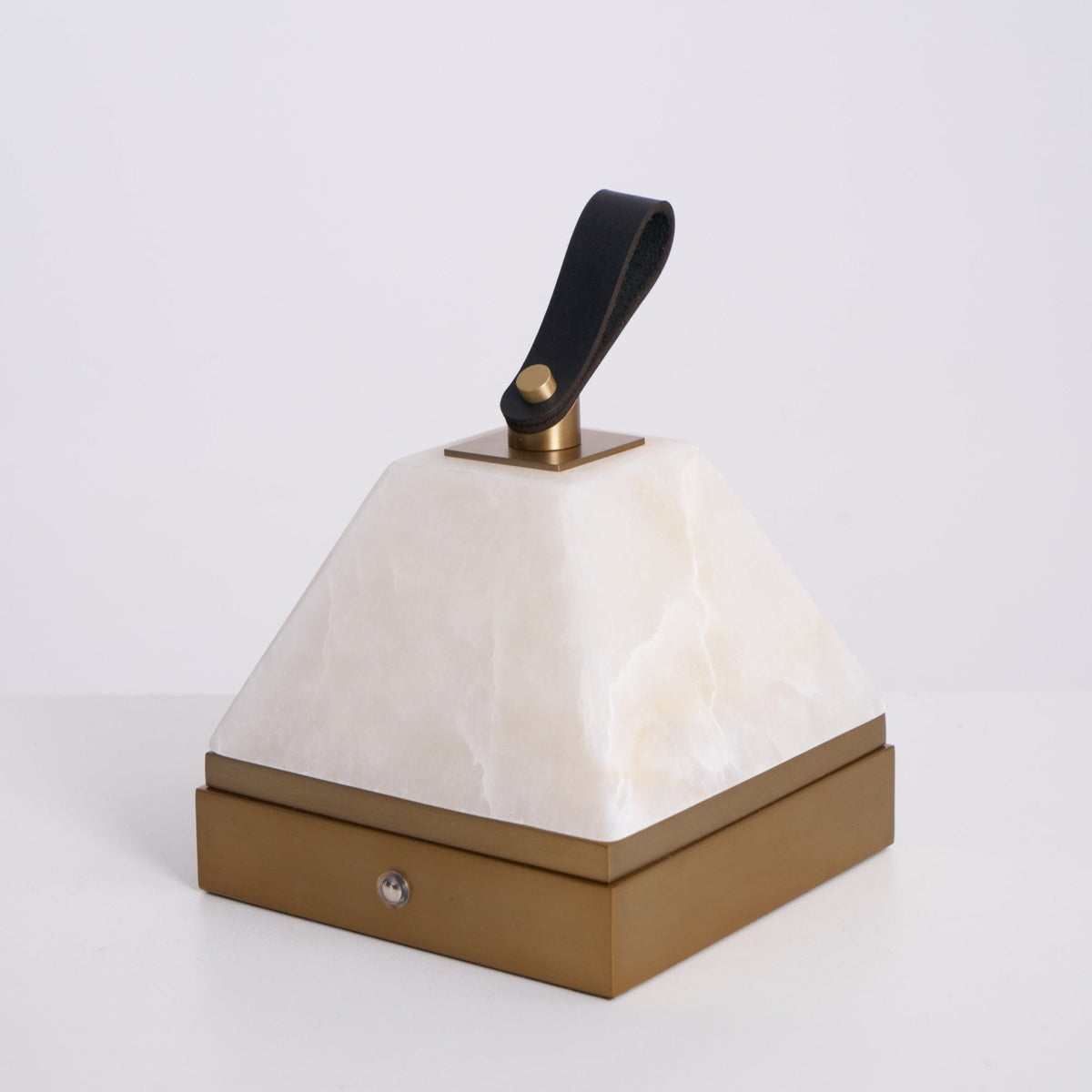 Candeeiro de mesa Pyramidale em alabastro com pega de couro