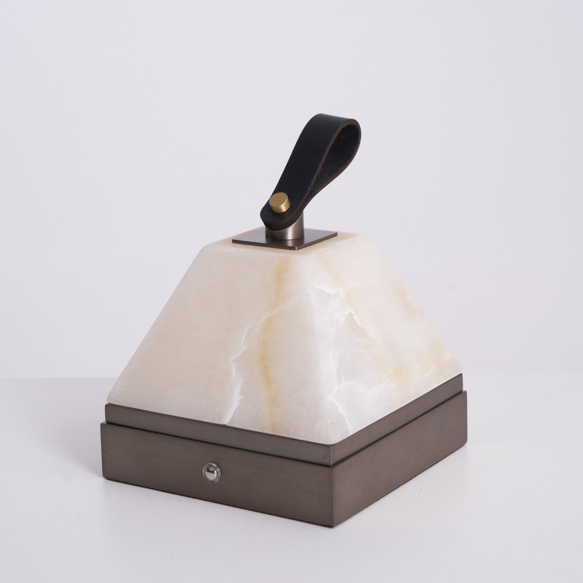 Candeeiro de mesa Pyramidale em alabastro com pega de couro