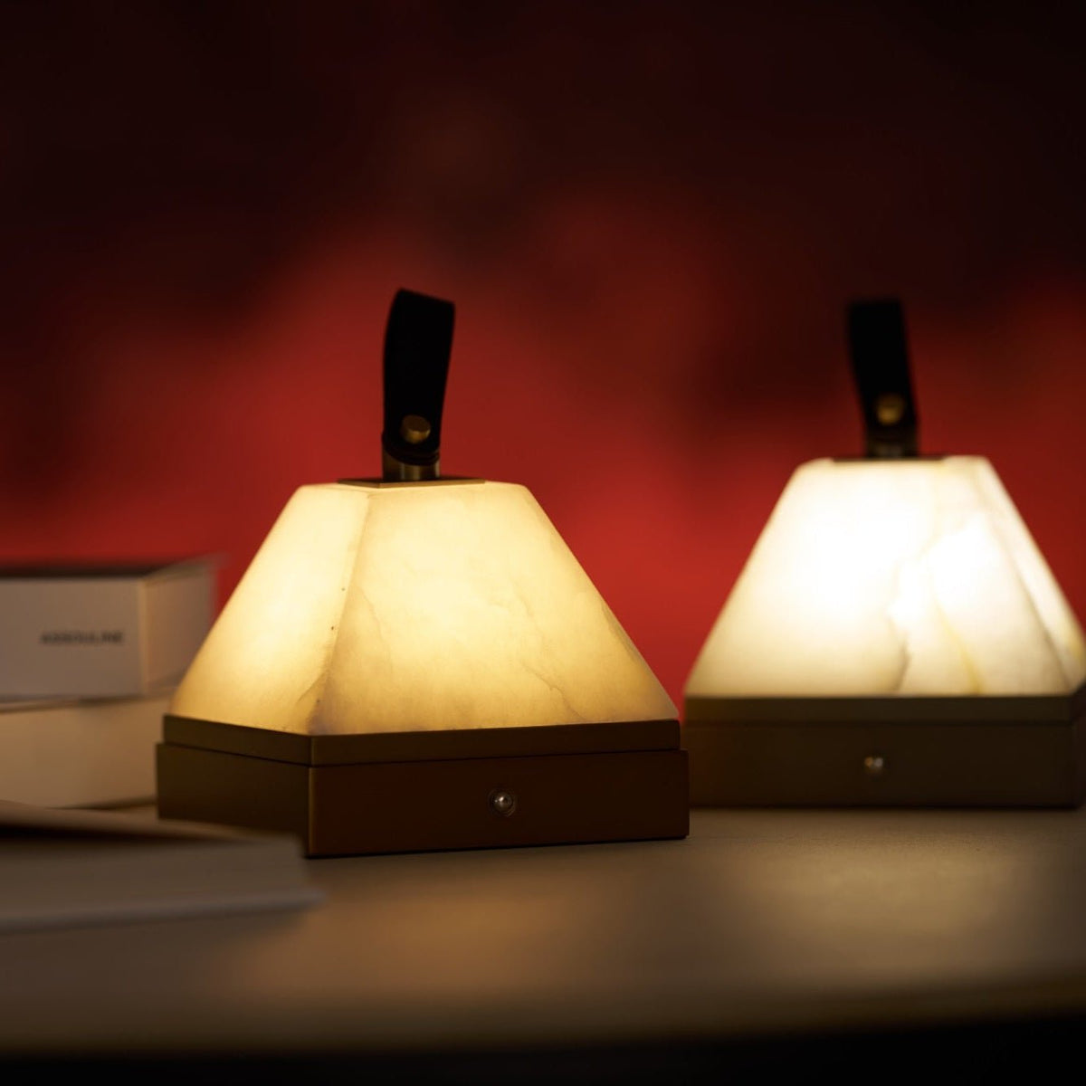 Candeeiro de mesa Pyramidale em alabastro com pega de couro