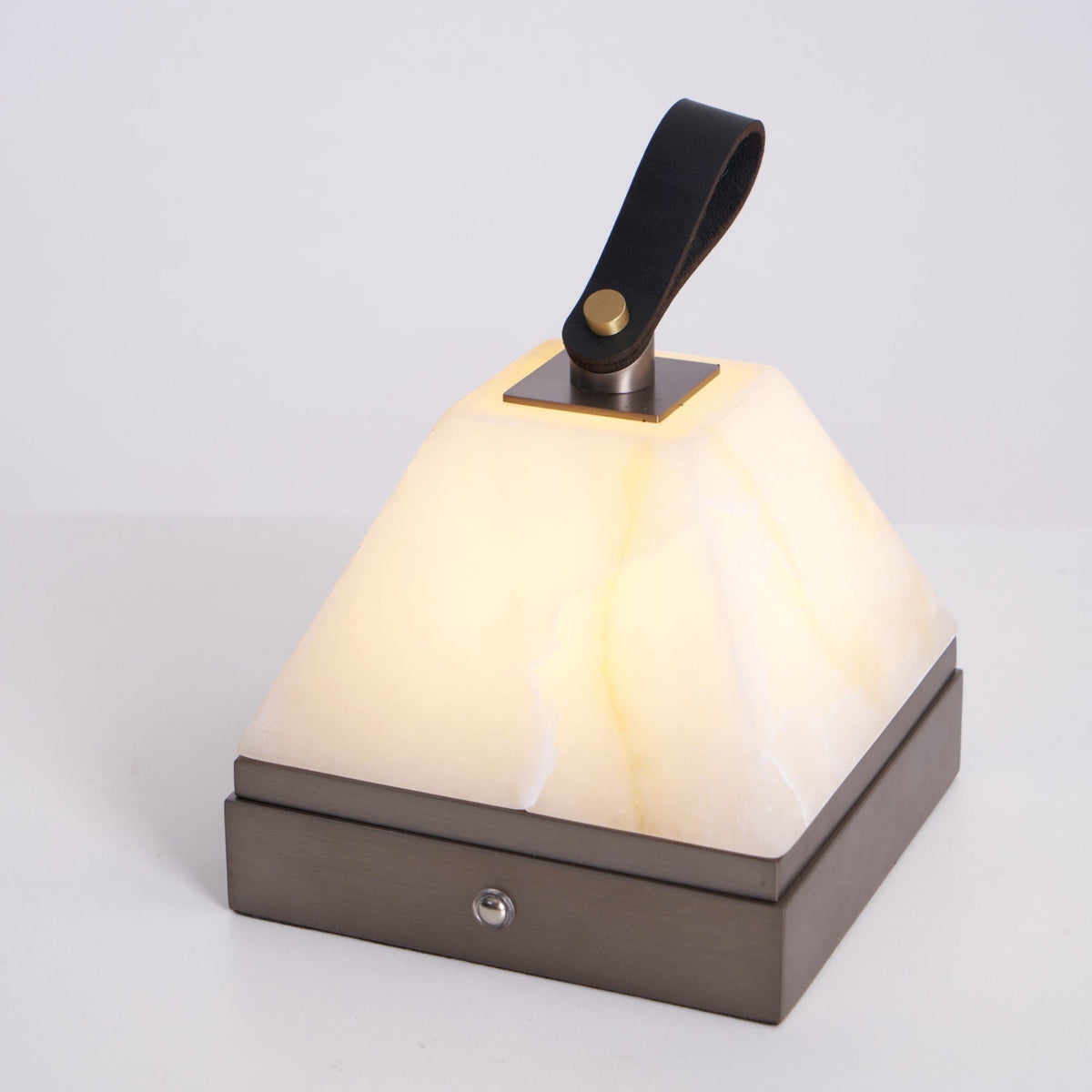Candeeiro de mesa Pyramidale em alabastro com pega de couro