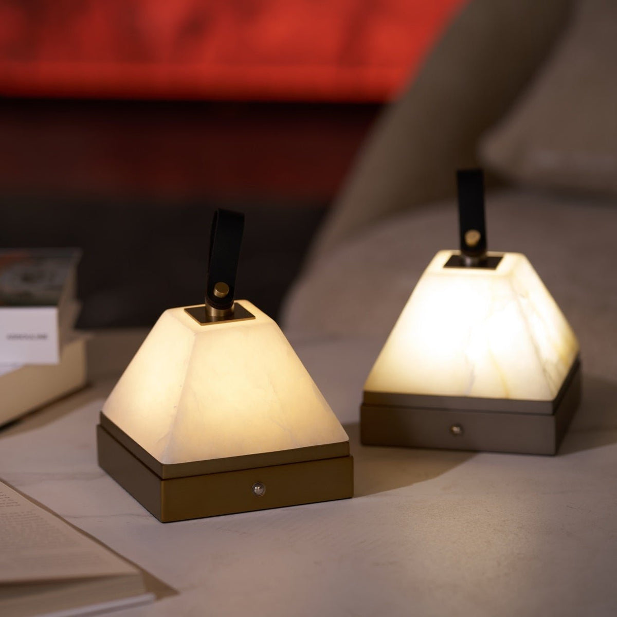 Candeeiro de mesa Pyramidale em alabastro com pega de couro