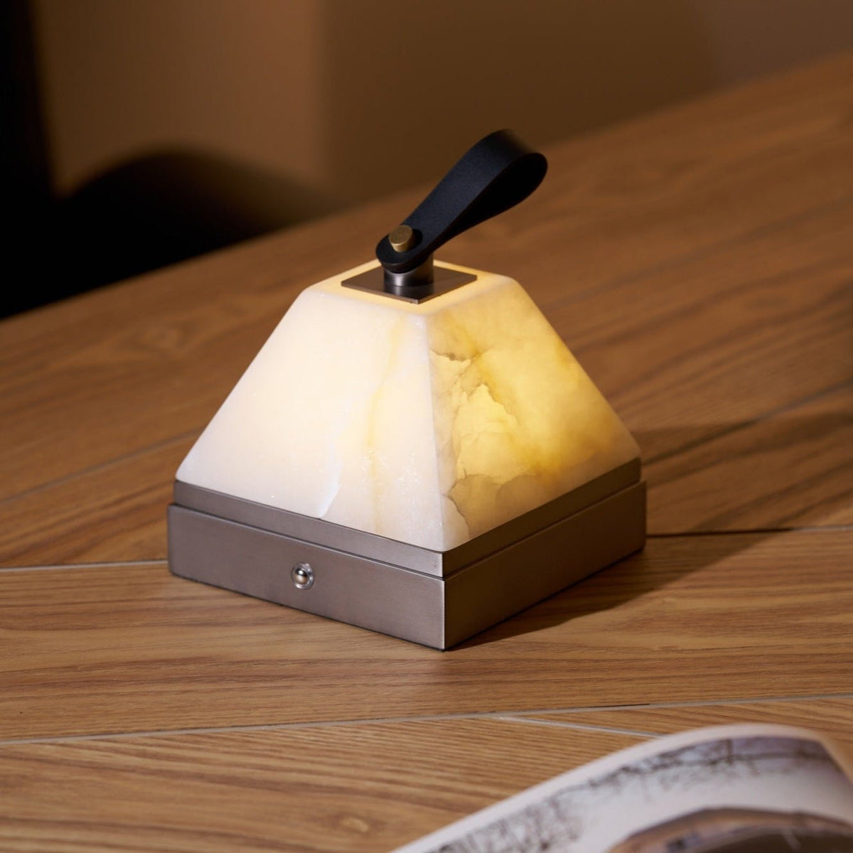Candeeiro de mesa Pyramidale em alabastro com pega de couro