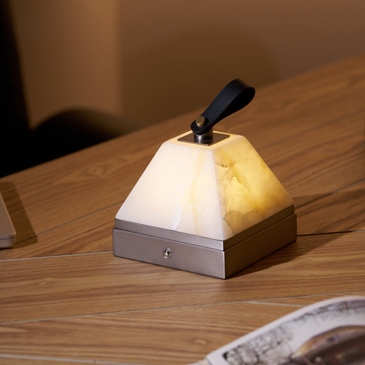 Candeeiro de mesa Pyramidale em alabastro com pega de couro