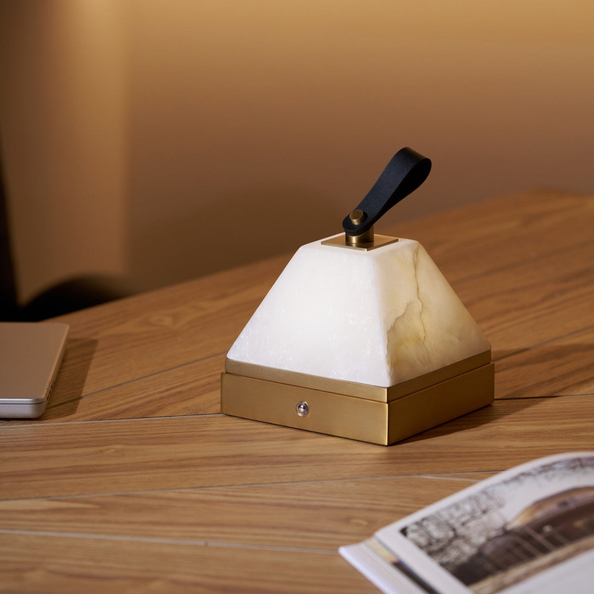 Candeeiro de mesa Pyramidale em alabastro com pega de couro