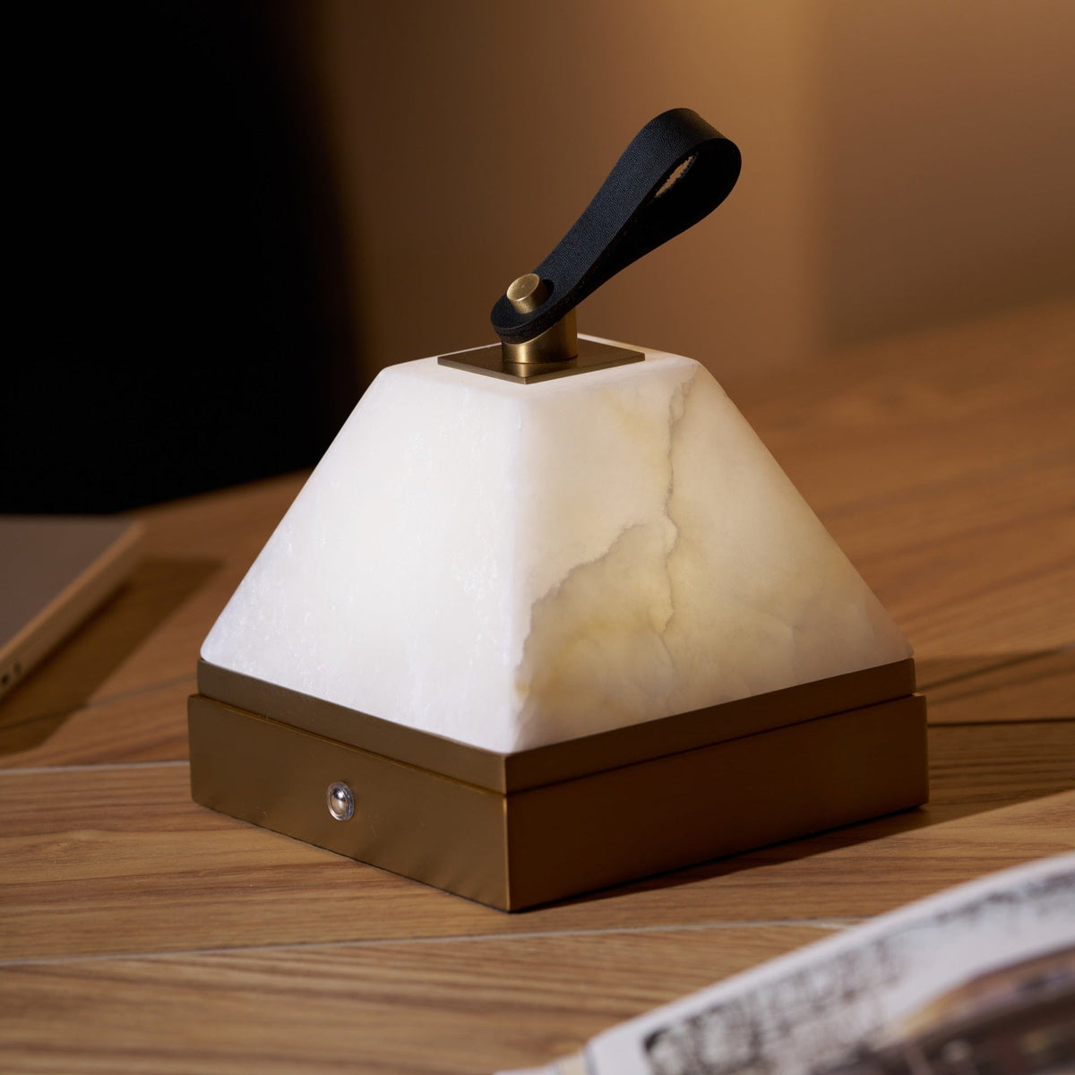 Candeeiro de mesa Pyramidale em alabastro com pega de couro