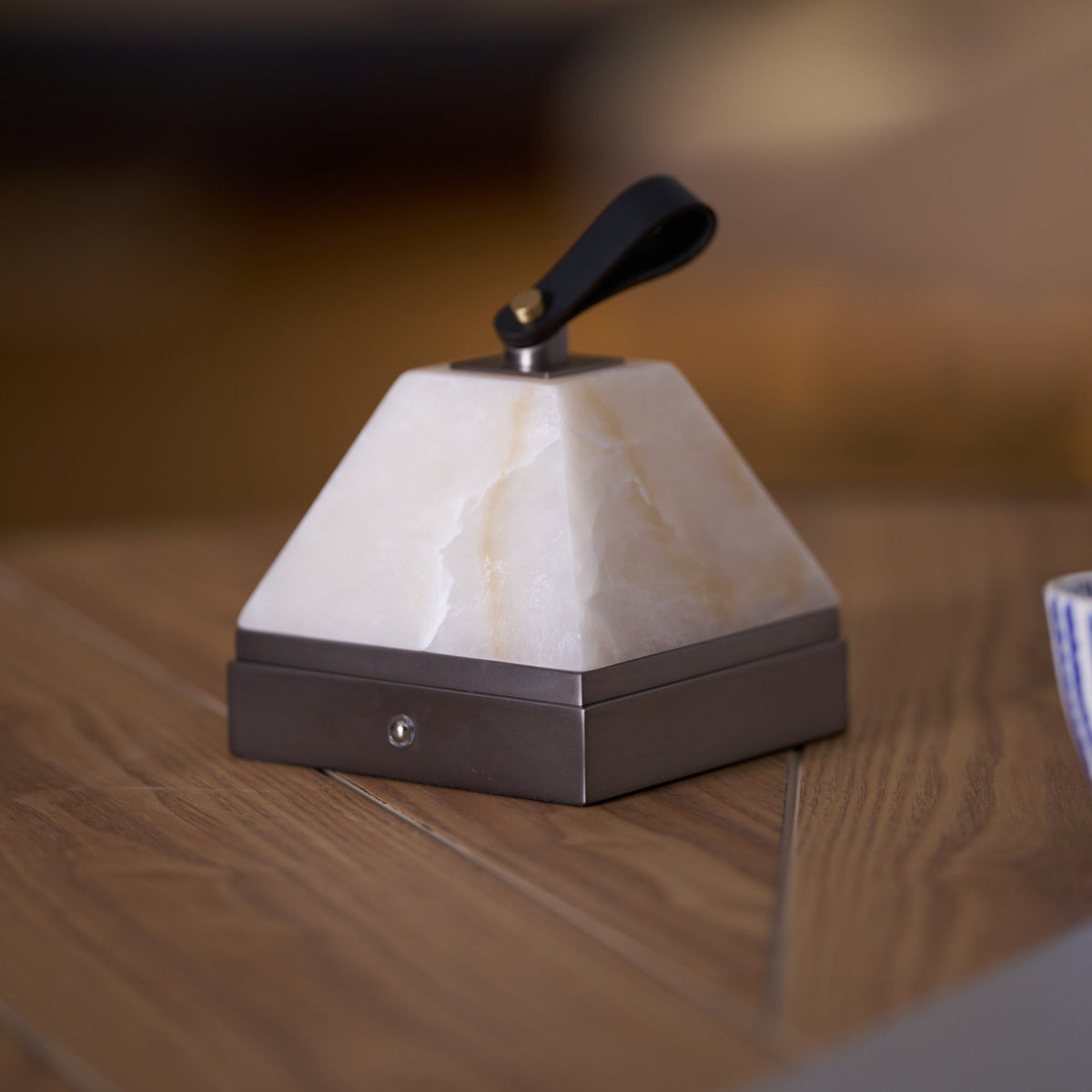 Candeeiro de mesa Pyramidale em alabastro com pega de couro