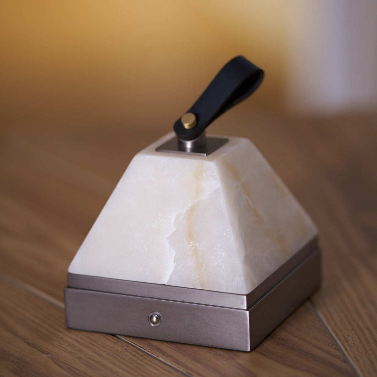 Candeeiro de mesa Pyramidale em alabastro com pega de couro