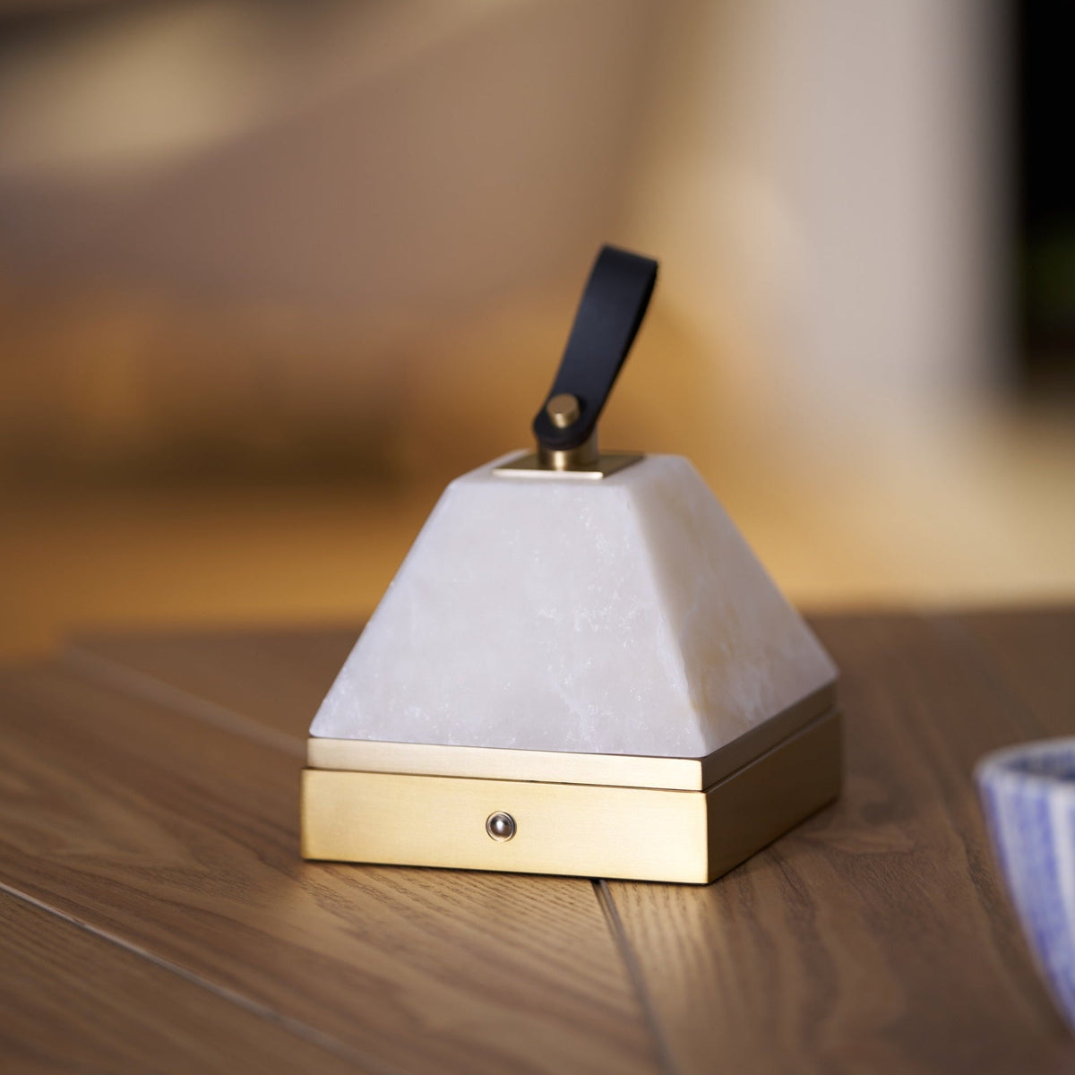 Candeeiro de mesa Pyramidale em alabastro com pega de couro