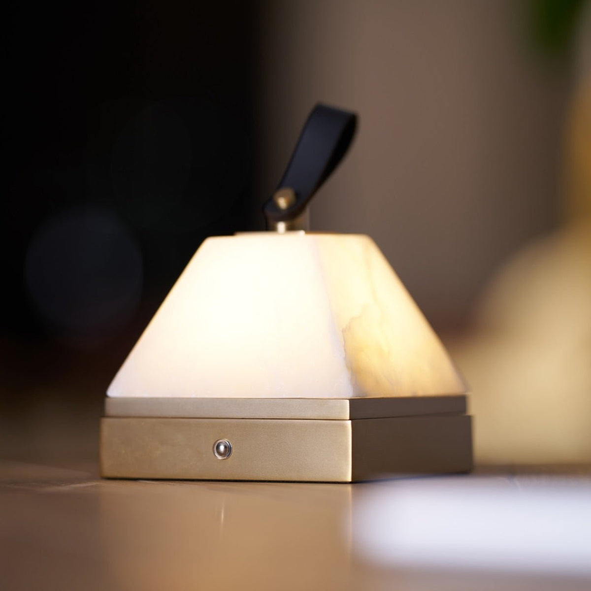 Candeeiro de mesa Pyramidale em alabastro com pega de couro