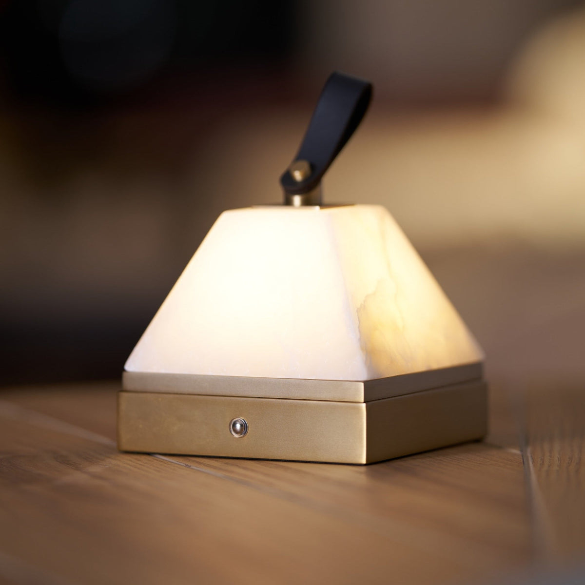 Candeeiro de mesa Pyramidale em alabastro com pega de couro
