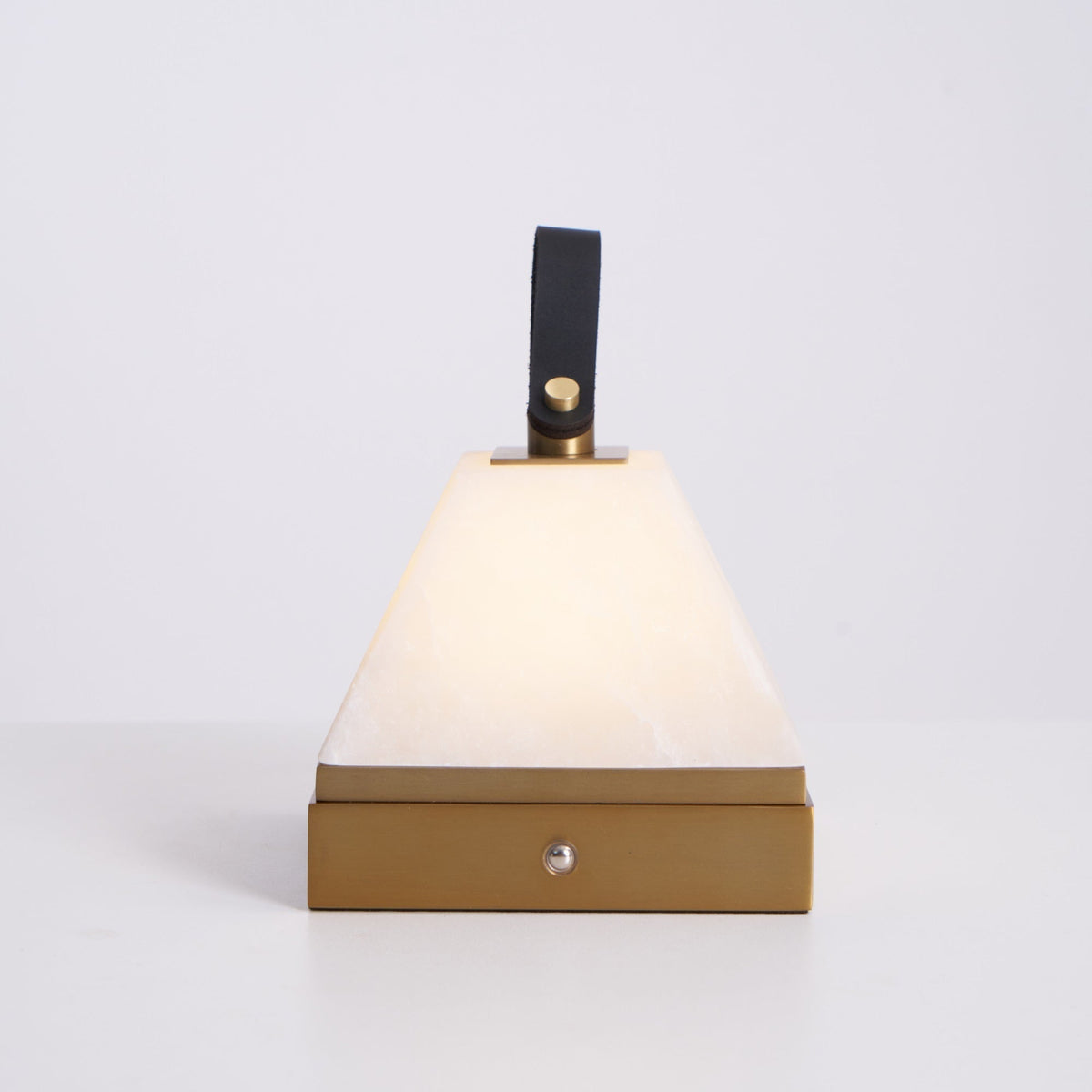 Candeeiro de mesa Pyramidale em alabastro com pega de couro