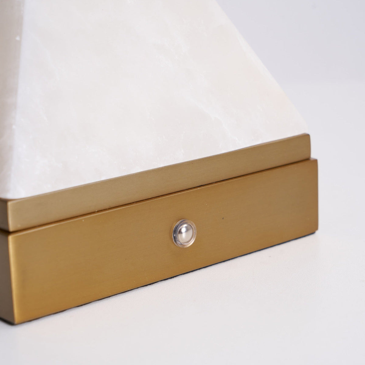 Candeeiro de mesa Pyramidale em alabastro com pega de couro