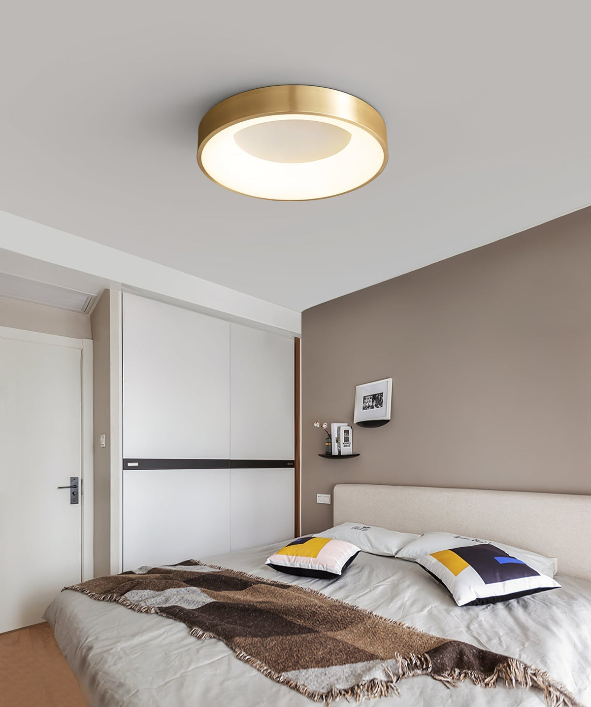 Zetheos modern minimalistisk taklampa i mässing