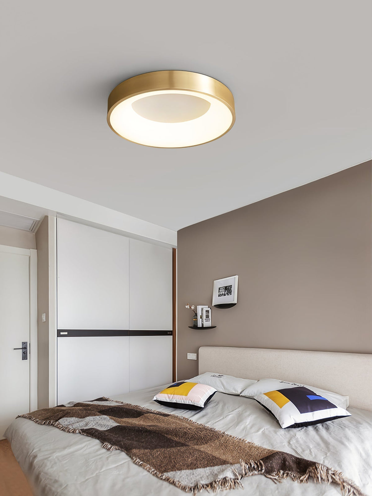 Zetheos modern minimalistisk taklampa i mässing