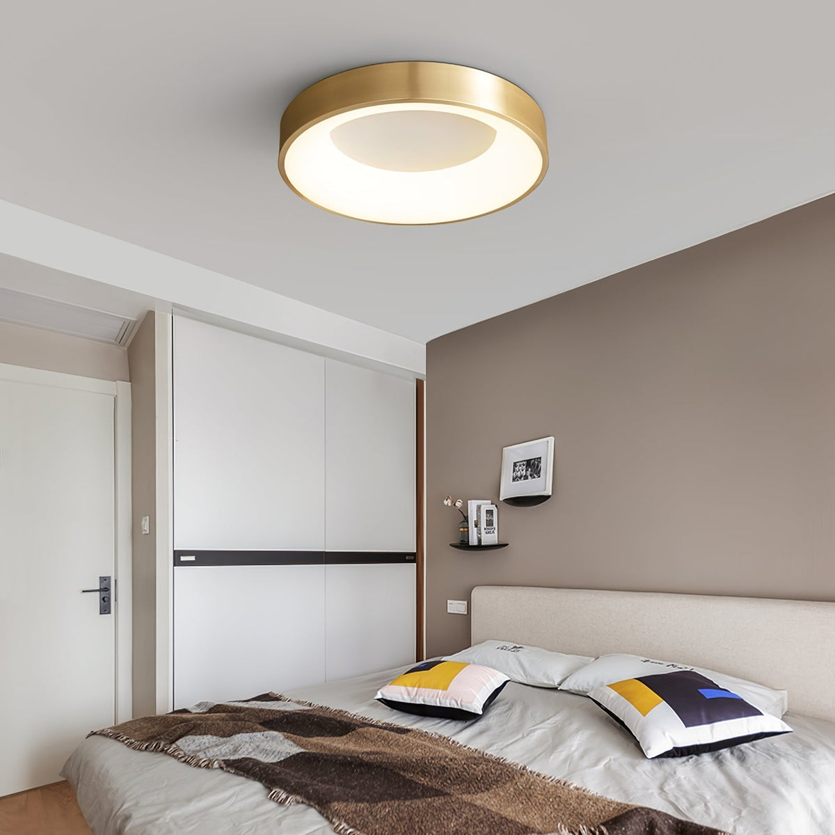 Zetheos modern minimalistisk taklampa i mässing