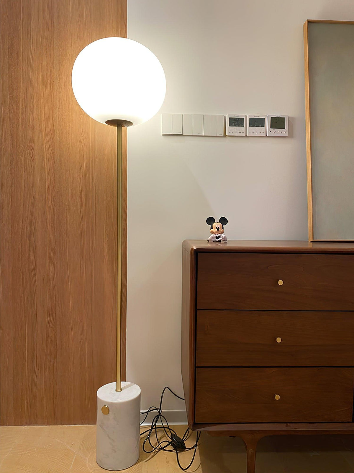 Iloryra golvlampa med pelarfot i travertin