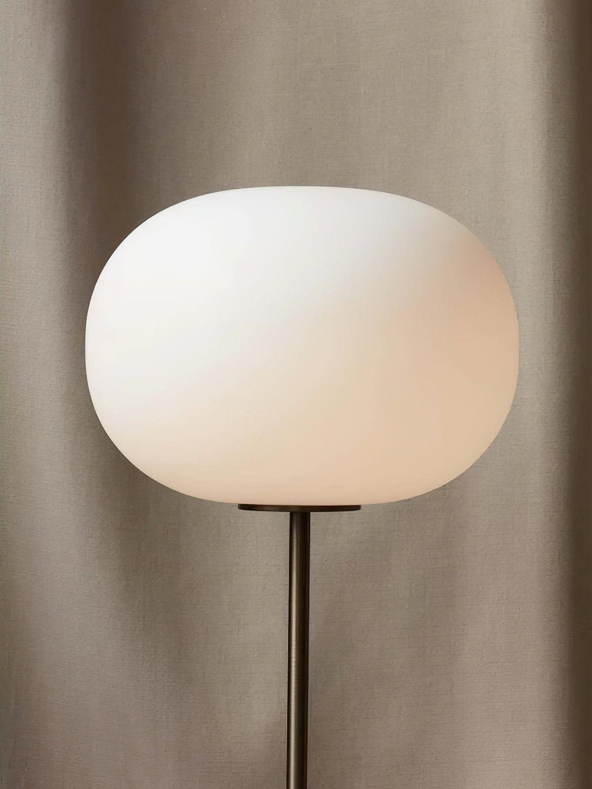 Iloryra golvlampa med pelarfot i travertin