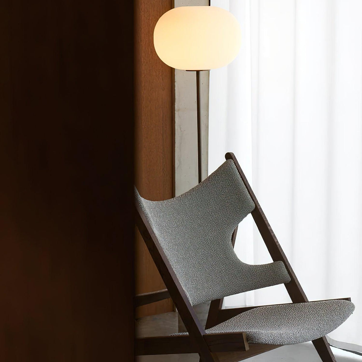 Iloryra golvlampa med pelarfot i travertin