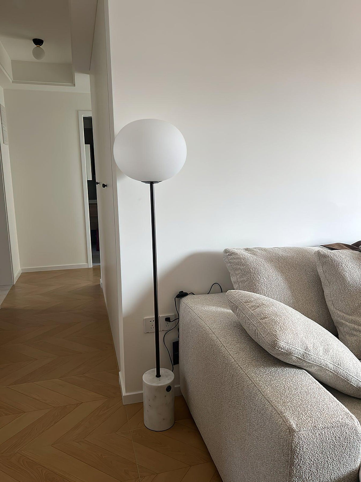 Iloryra golvlampa med pelarfot i travertin