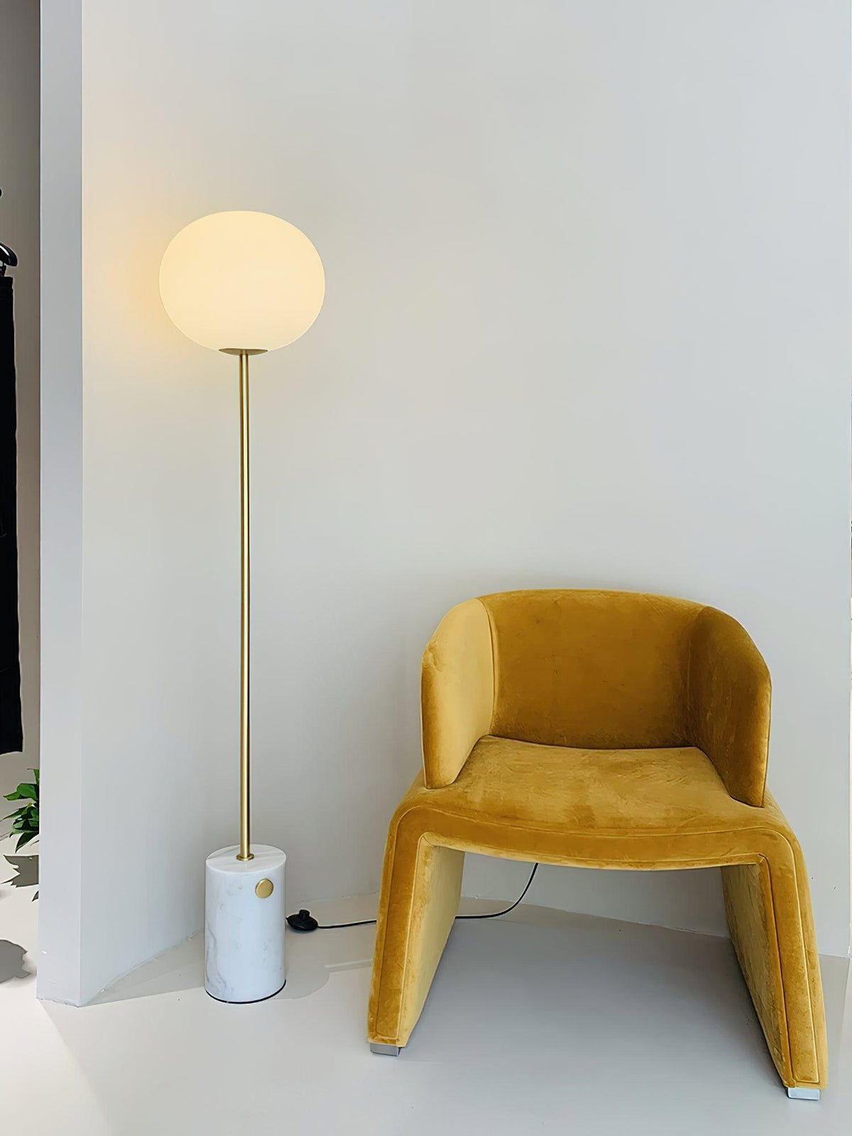 Iloryra golvlampa med pelarfot i travertin