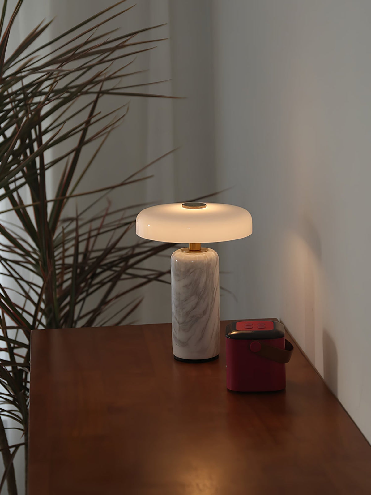 Ryvek moderne marmorbordlampe