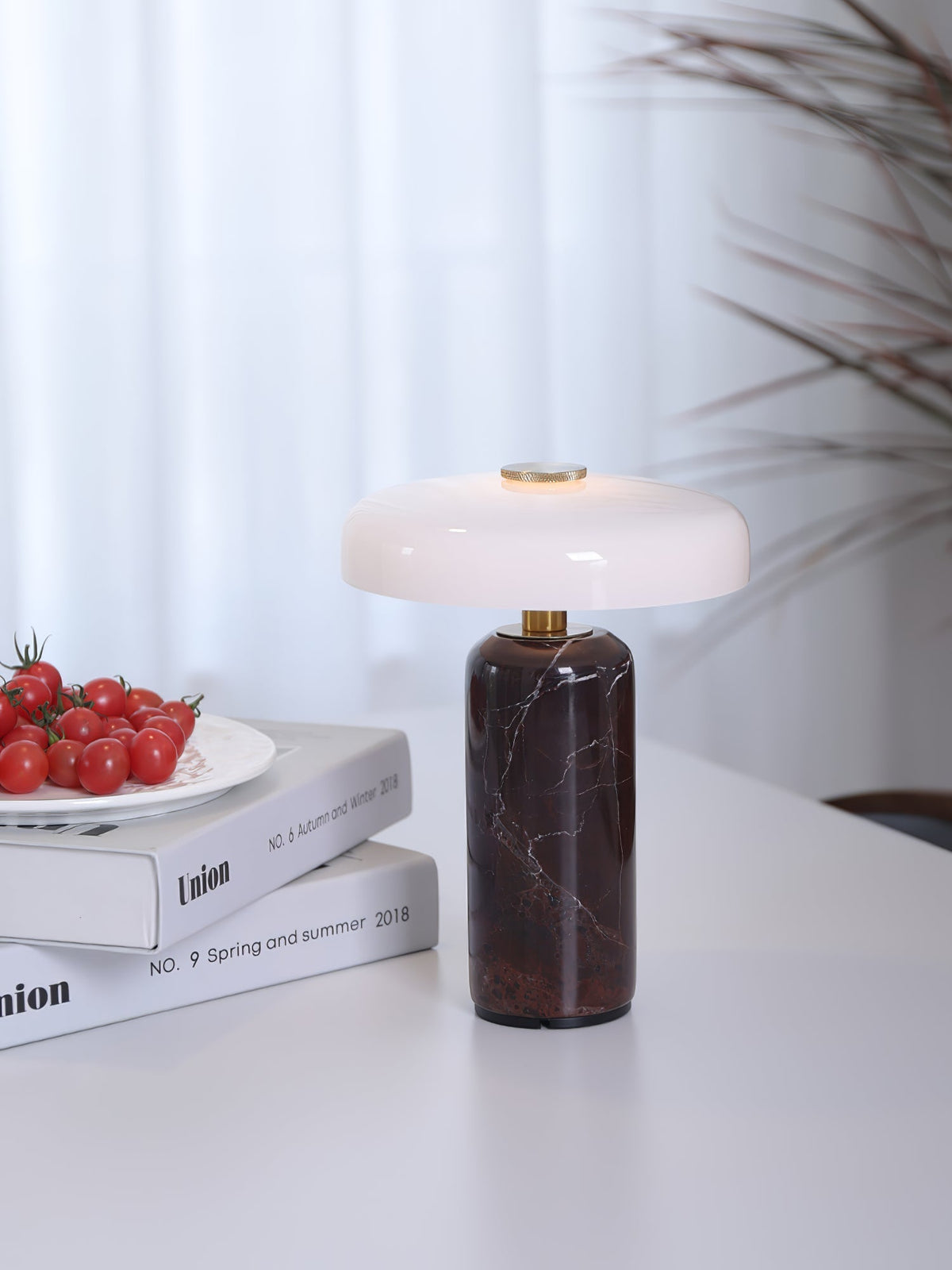 Ryvek moderne marmorbordlampe