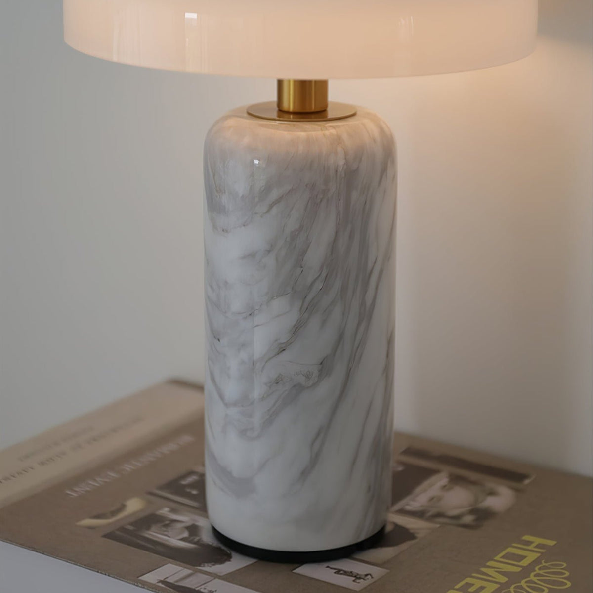 Ryvek moderne marmorbordlampe