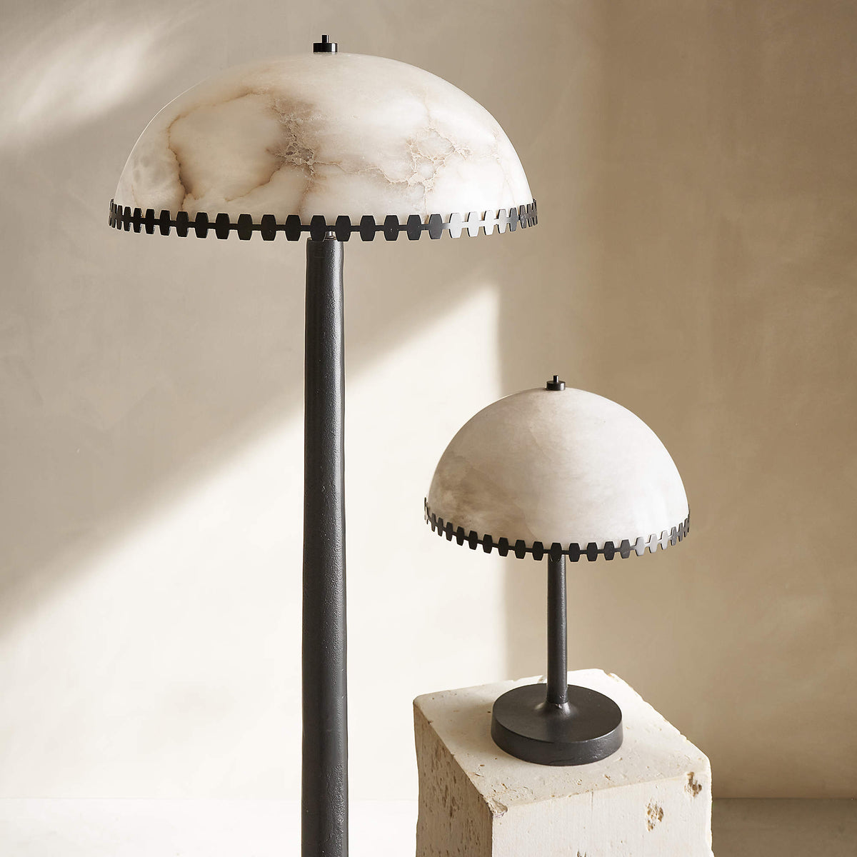 Nuxs elegant bordslampa med alabasterkupol