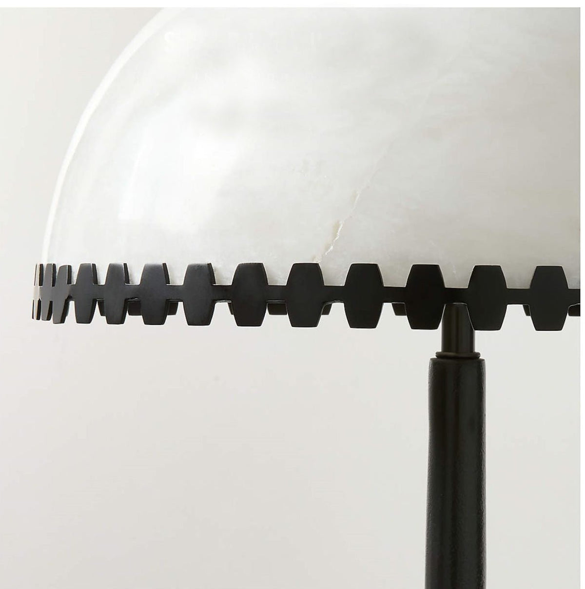 Nuxs elegant bordslampa med alabasterkupol