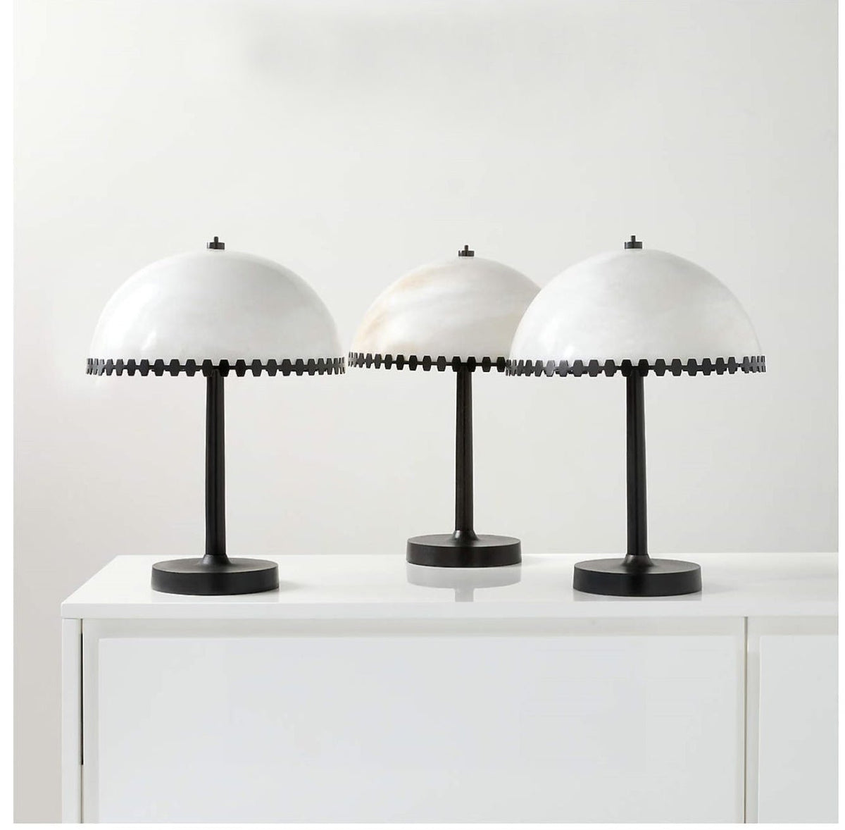 Nuxs elegant bordslampa med alabasterkupol