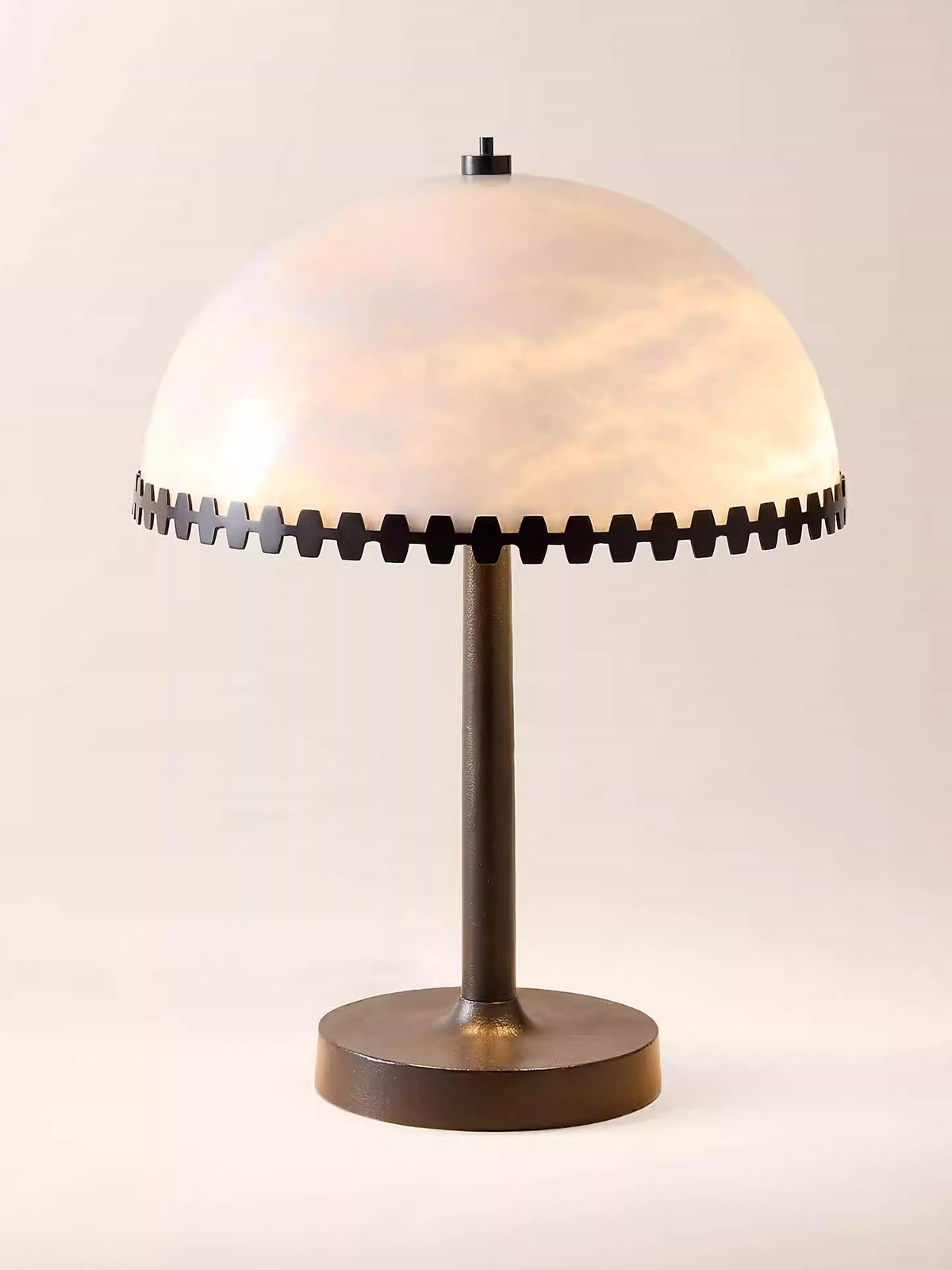 Nuxs elegant bordslampa med alabasterkupol