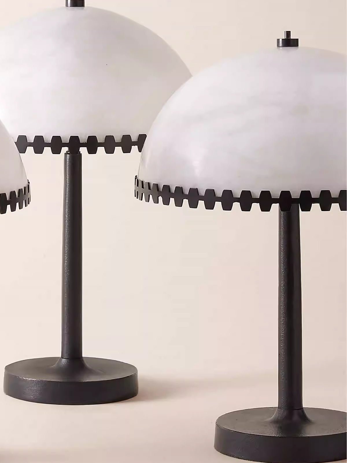 Nuxs elegant bordslampa med alabasterkupol