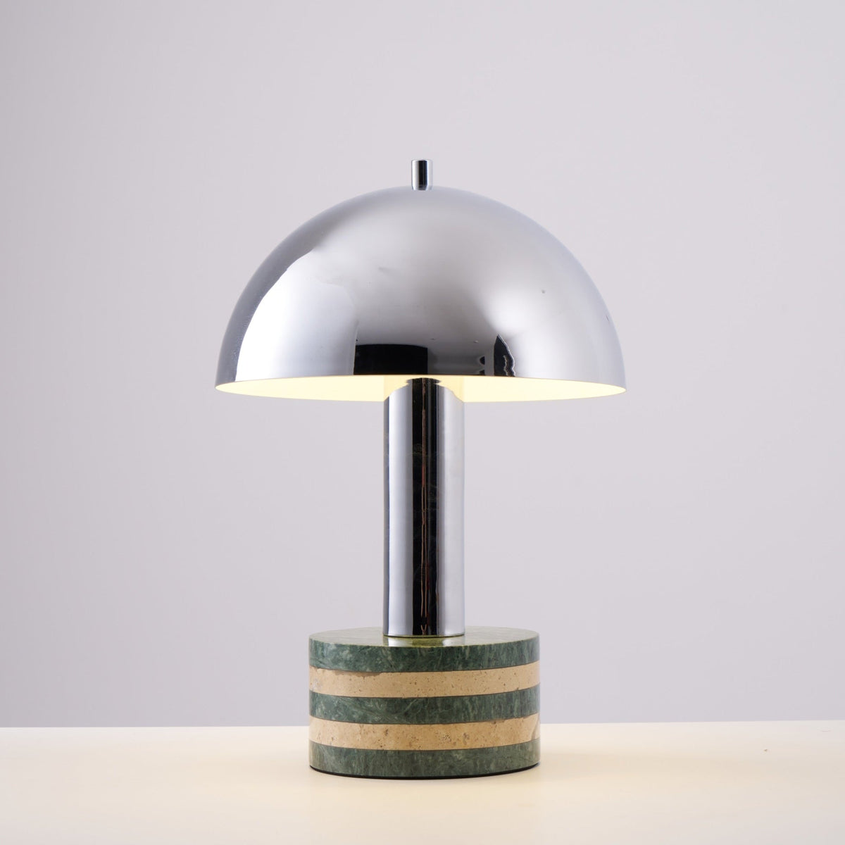 Strata-minimalistinen marmoripöytävalaisin