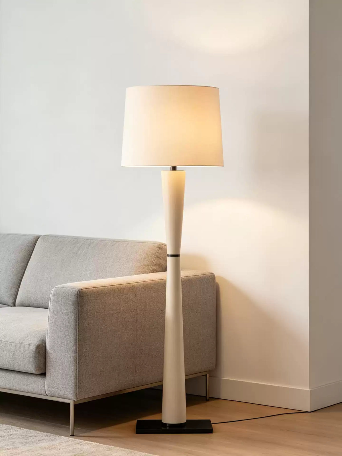 Renenelia golvlampa i läder