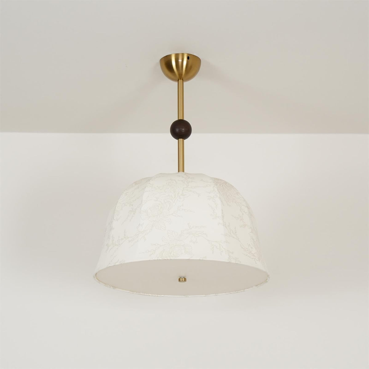 Loftlampe i stof, metal og træ til varme, elegante interiører