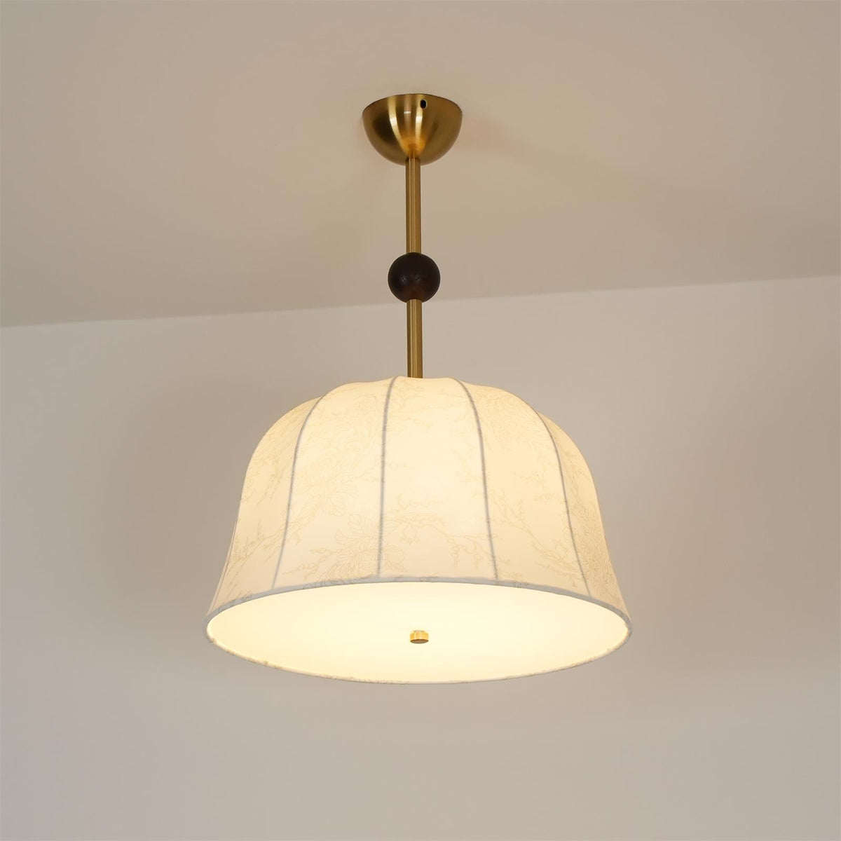 Loftlampe i stof, metal og træ til varme, elegante interiører