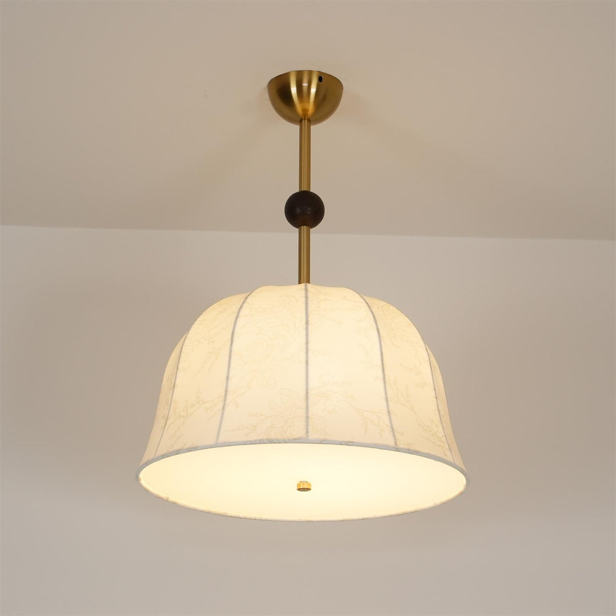 Loftlampe i stof, metal og træ til varme, elegante interiører