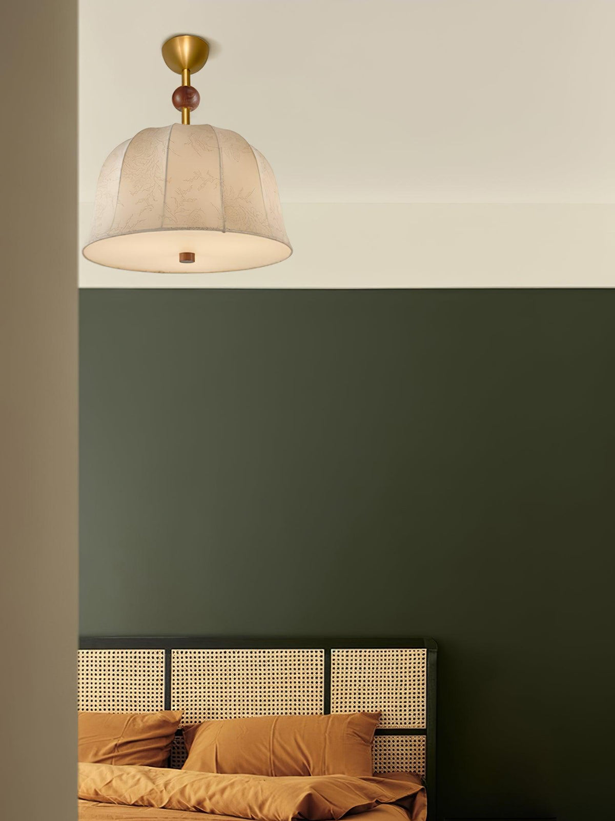Loftlampe i stof, metal og træ til varme, elegante interiører