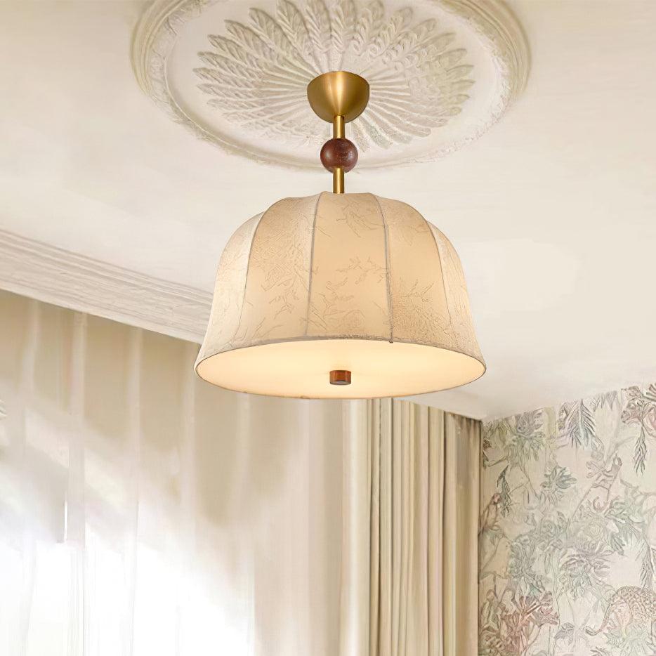 Loftlampe i stof, metal og træ til varme, elegante interiører
