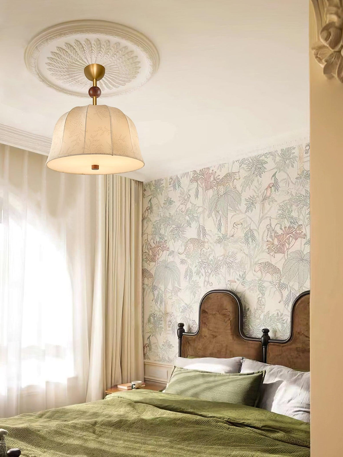 Loftlampe i stof, metal og træ til varme, elegante interiører