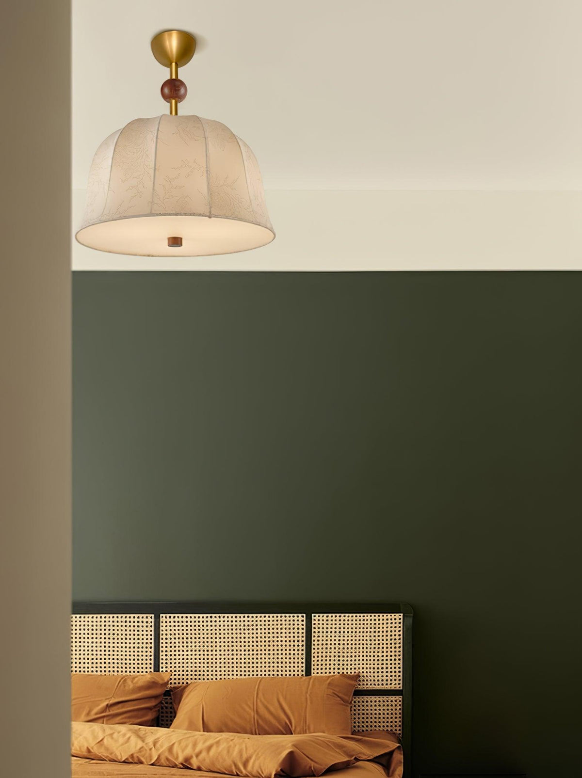 Loftlampe i stof, metal og træ til varme, elegante interiører