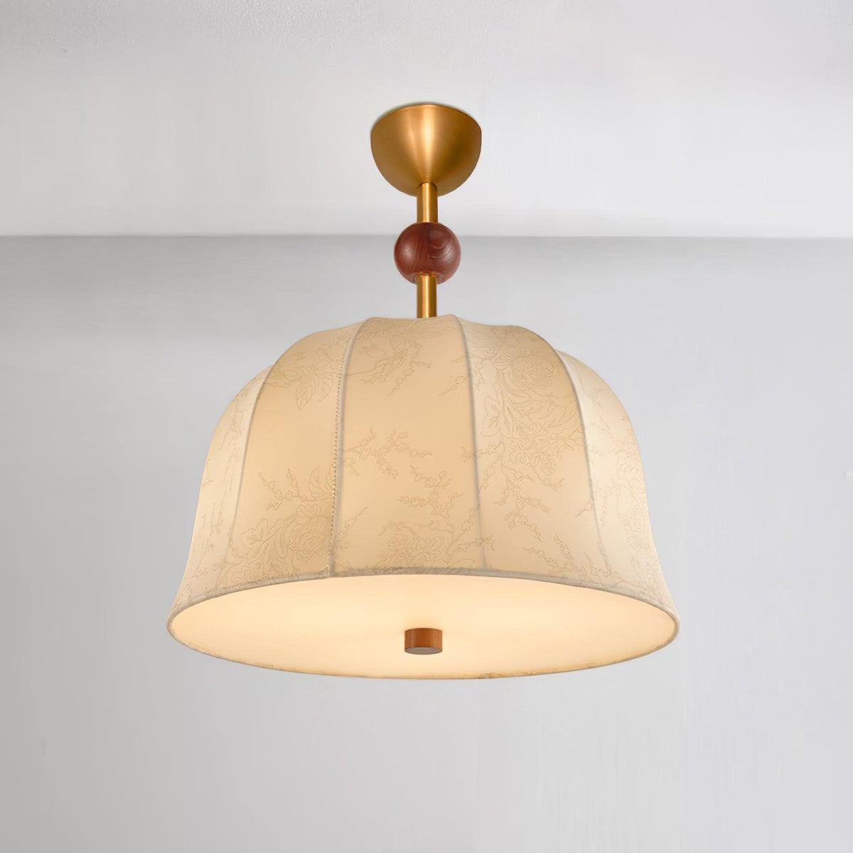 Loftlampe i stof, metal og træ til varme, elegante interiører