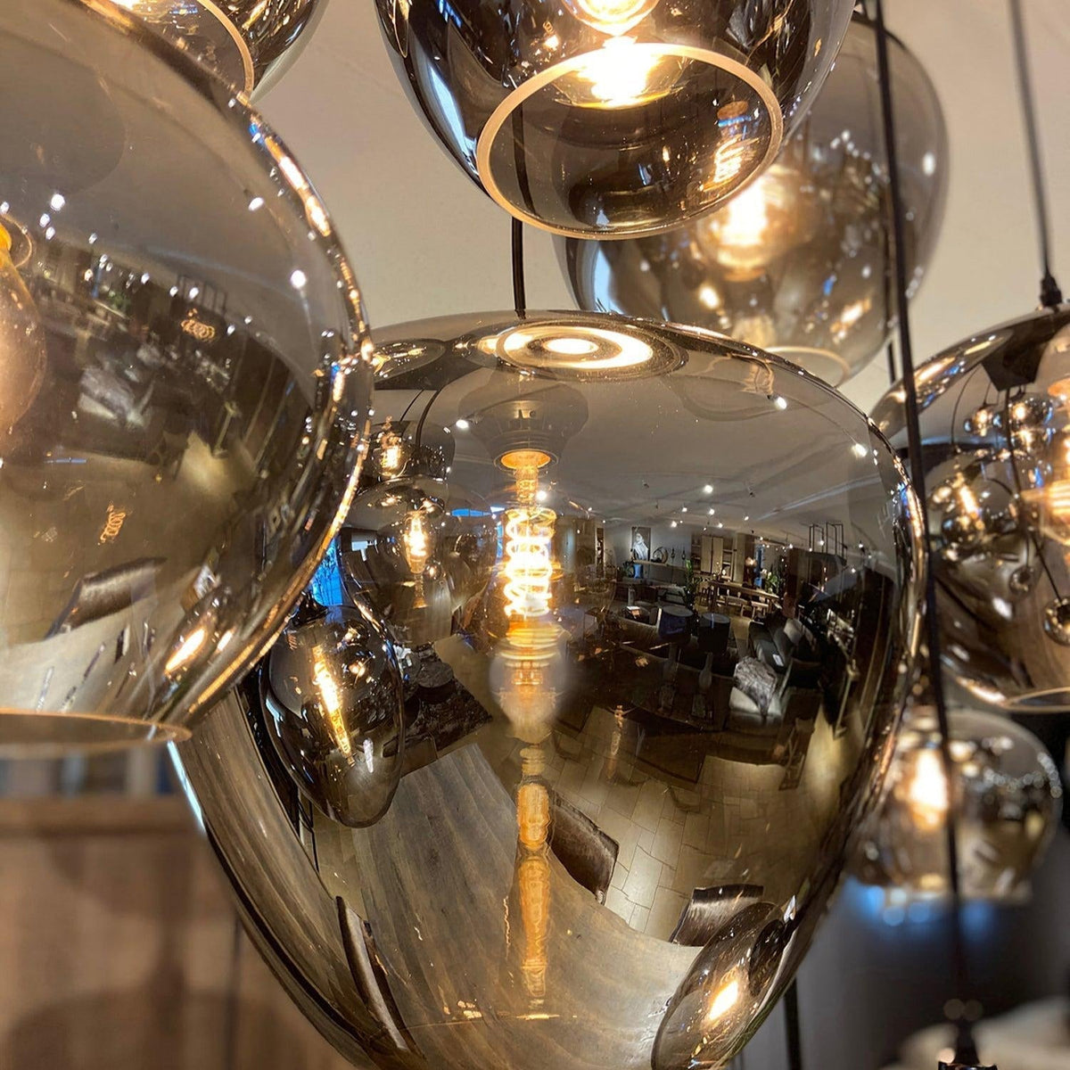 June minimalistisk flaskformad pendellampa i rökgrått glas