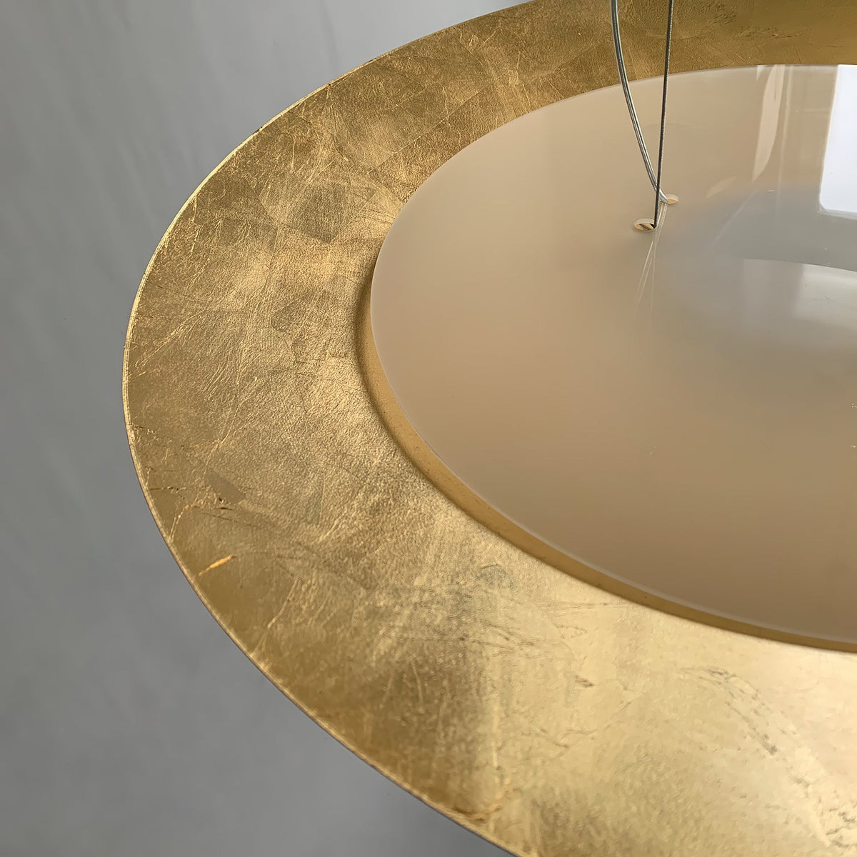 Candeeiro suspenso Phelion com folha de ouro em camadas