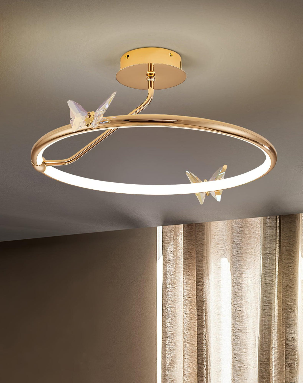 Candeeiro de teto Cyrelel com borboleta mágica, detalhes em cristal e aro LED