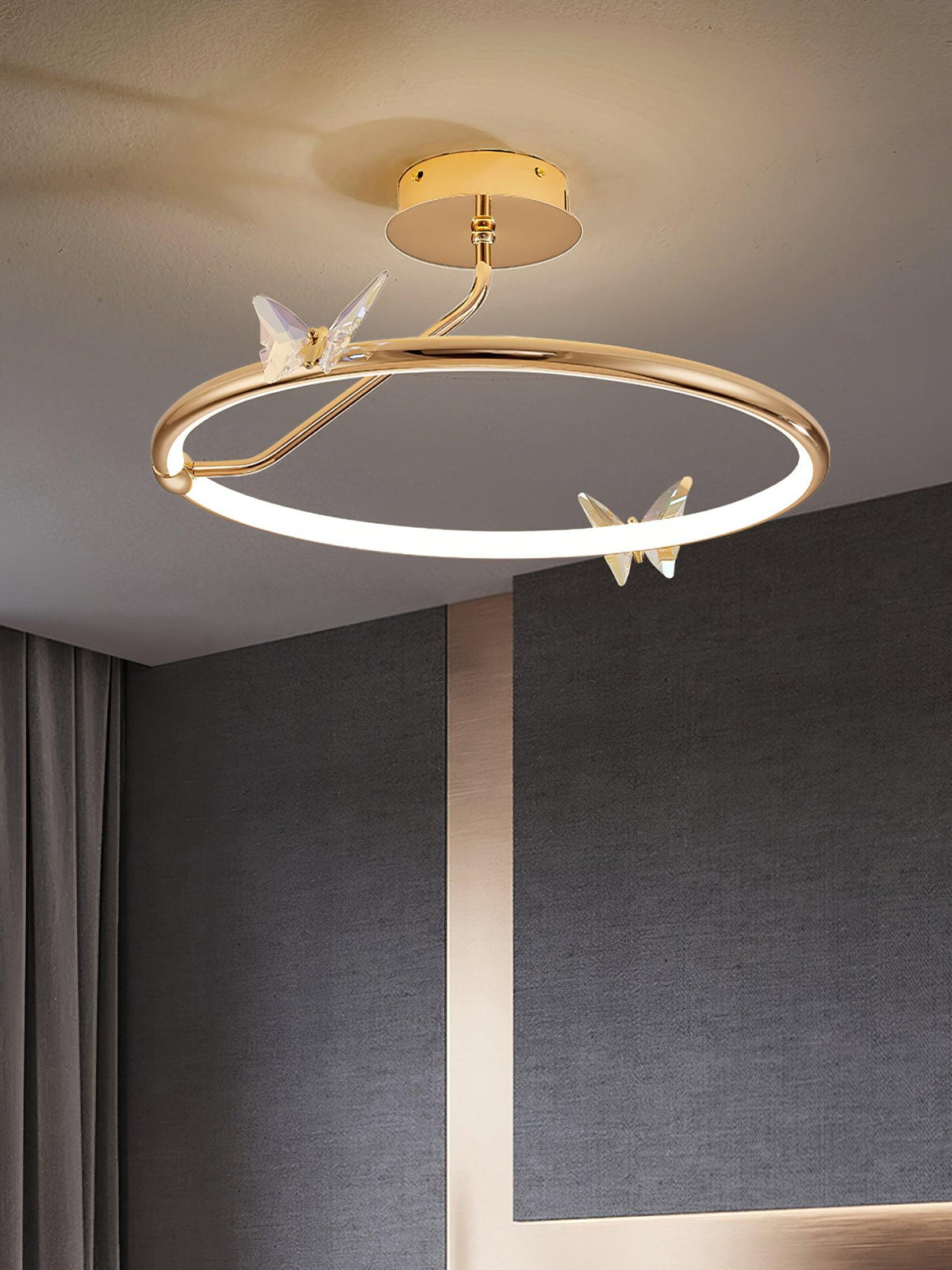 Candeeiro de teto Cyrelel com borboleta mágica, detalhes em cristal e aro LED