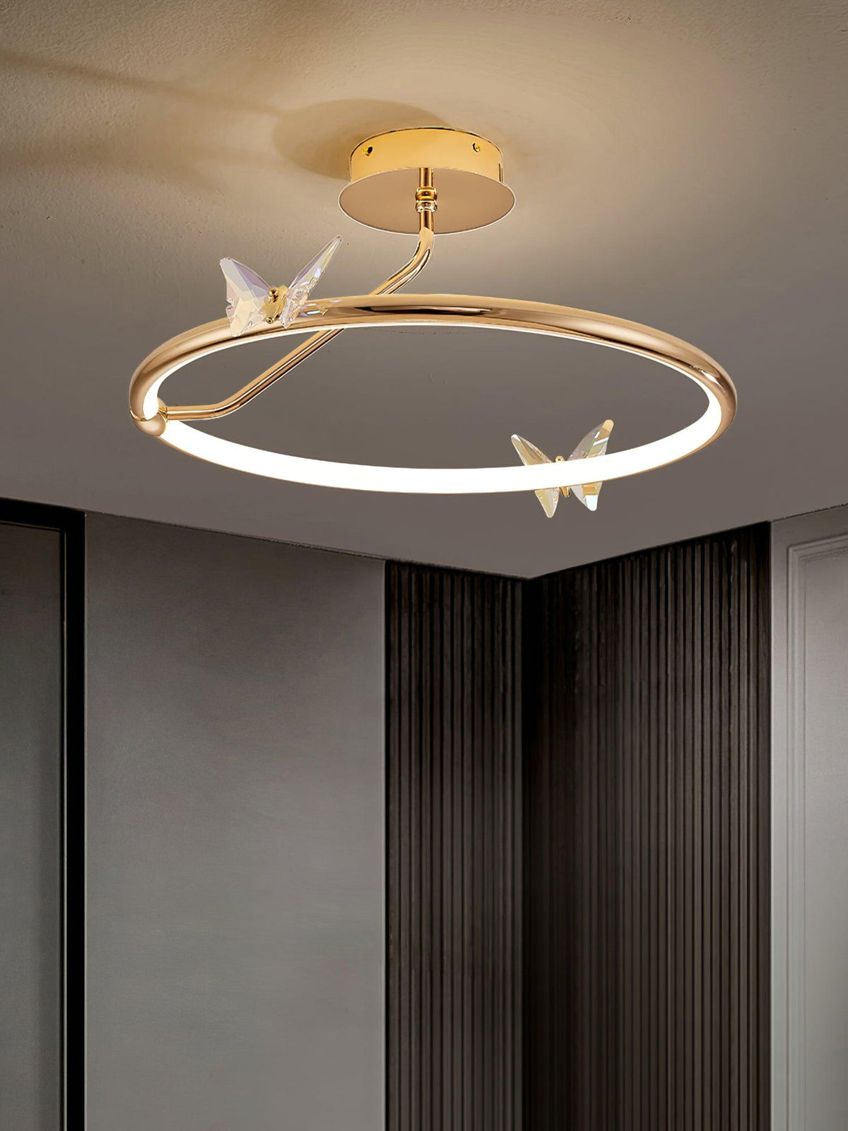 Candeeiro de teto Cyrelel com borboleta mágica, detalhes em cristal e aro LED