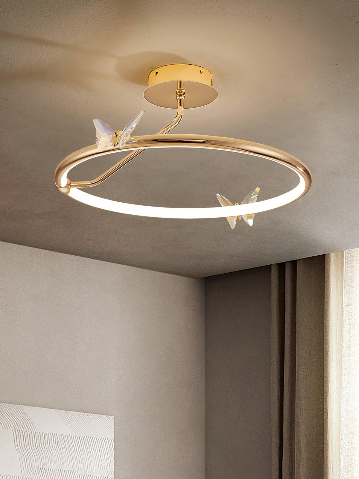Candeeiro de teto Cyrelel com borboleta mágica, detalhes em cristal e aro LED